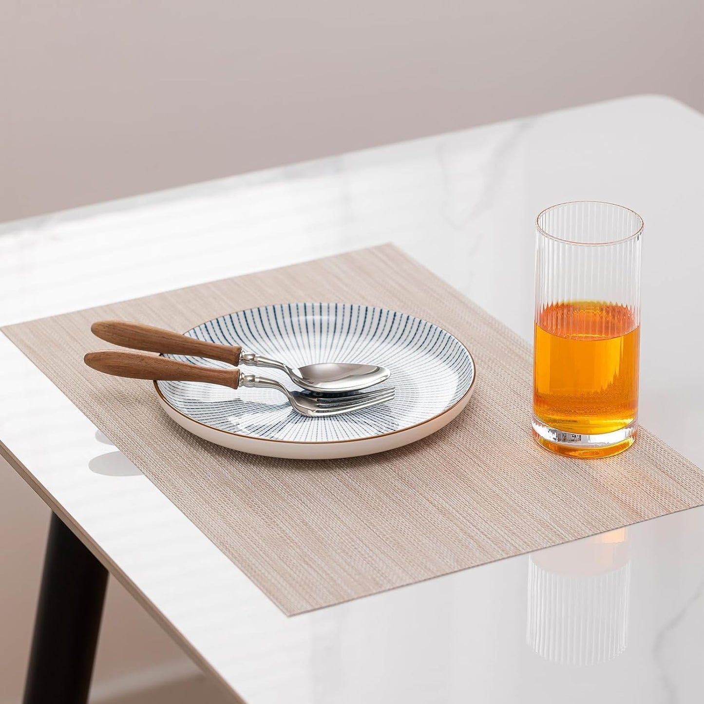 LEXMORE Placemats Set of 8 Vinyl/Plastic Woven Place Mats for Kitchen Table Indoor/Outdoor Washable Placemat Wipeable Dining Table Mats(A-Beige White)