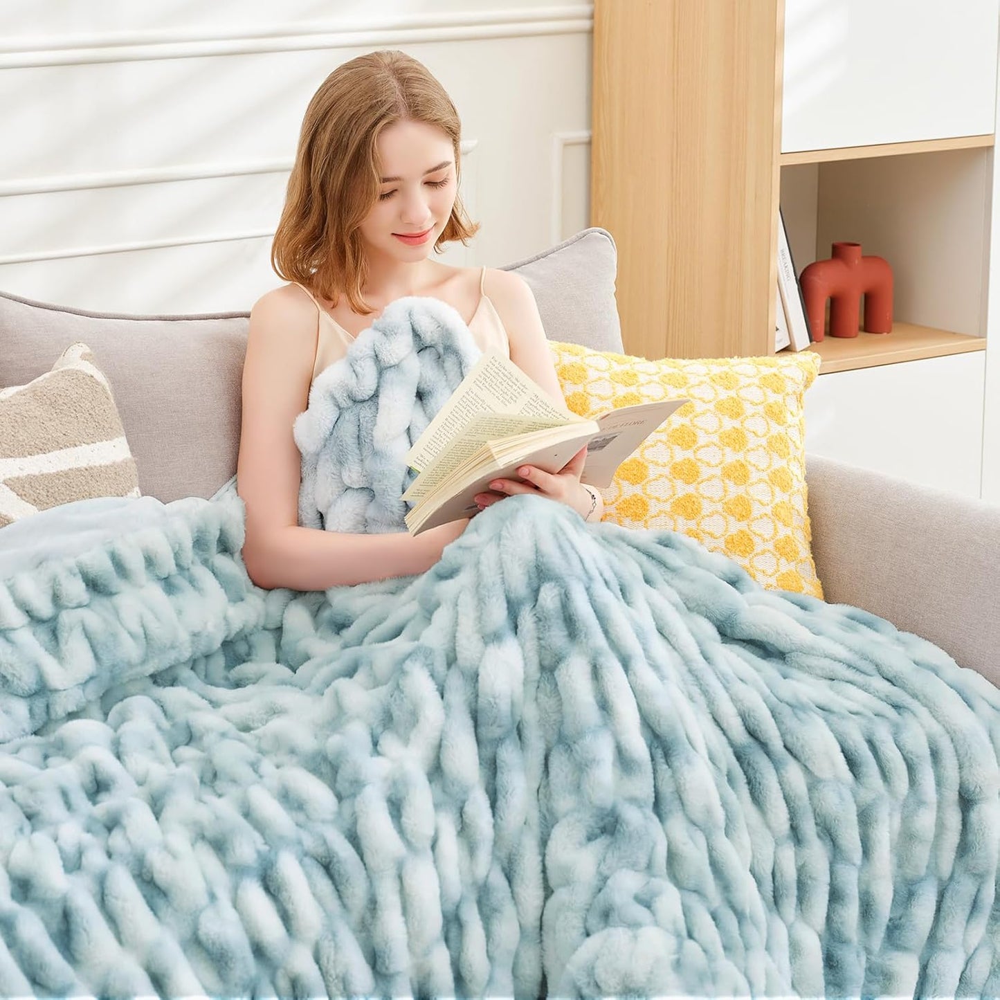 Ultra Soft Luxury Faux Fur Twin Blanket for Counch,Fuzzy Fluffy Plush Warm Cozy Elegant Wrinkled Blanket for Sofa Bedroom Living Room,(60"x80",Tie-dye Freshwater Blue)