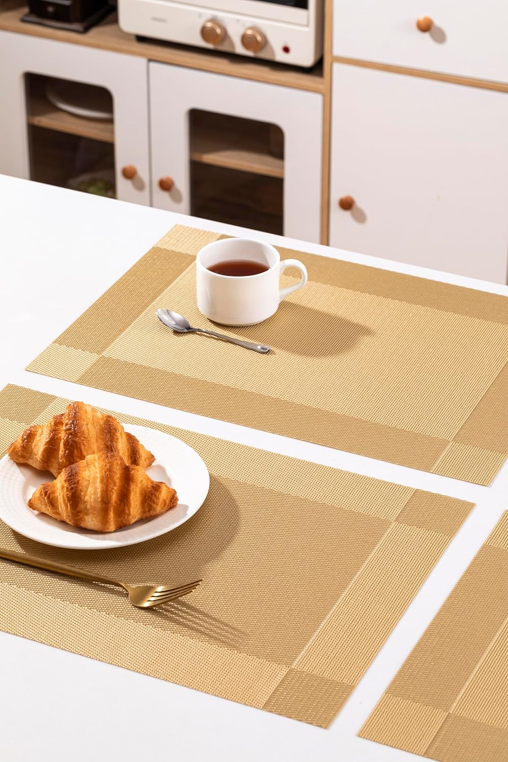 LEXMORE Placemats Set of 6 Vinyl/Plastic Woven Place Mats for Kitchen Table Indoor/Outdoor Washable Placemat Wipeable Dining Table Mats(Gold Cube)